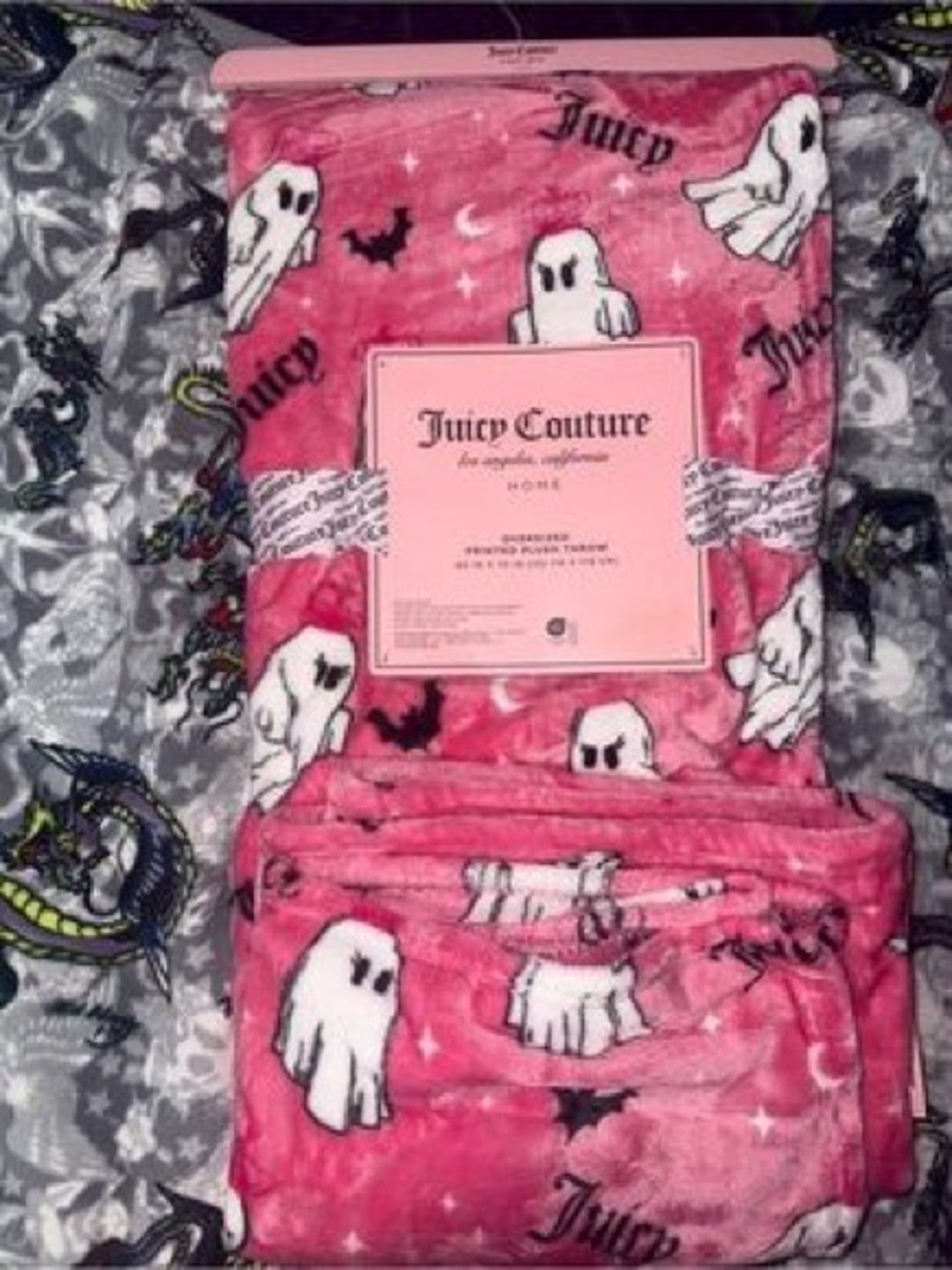 Juicy Couture Halloween Plush Throw Blanket, black/pink pumpkins/jack-o’-lantern